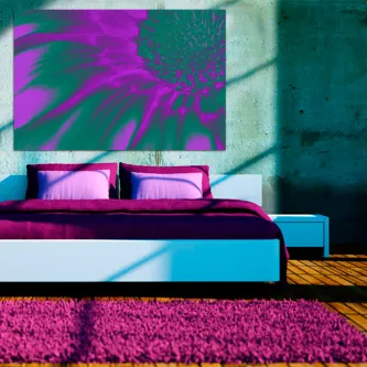 Quadro digital de flores roxas acima de cama moderna com almofadas e tapete roxos