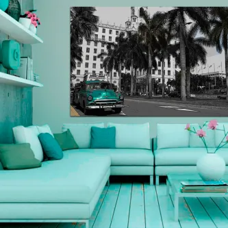 Caixa verde do carro em Cuba, carro clássico verde em rua com palmeiras