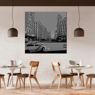 Pintura a preto e branco da Gran Vía em Madrid com carros e edifícios