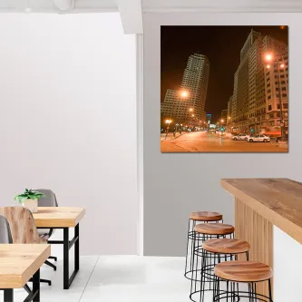 Pintura Centro Madrilena do centro de Madrid à noite com edifícios altos e rua iluminada