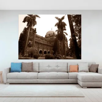 Edifício histórico indiano com cúpula e palmeiras em tom sépia