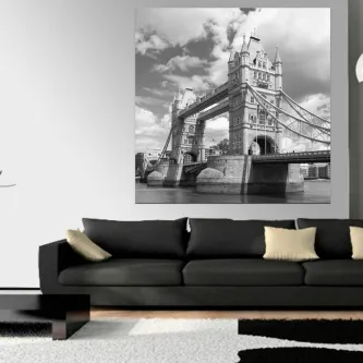 Pintura da London Tower Bridge a preto e branco pendurada sobre sofá
