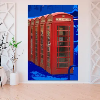 Cabines telefónicas londrinas vermelhas alinhadas sobre fundo azul estilizado