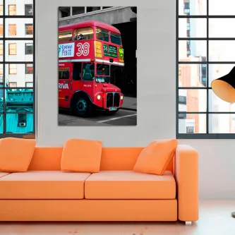 Pintura de autocarro londrino vermelho de dois andares pendurada numa sala moderna