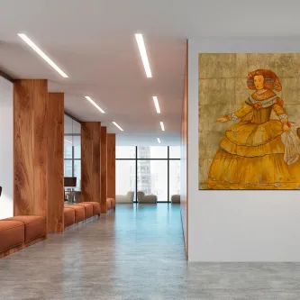 Pintura clássica de menina em vestido amarelo pendurada numa galeria moderna