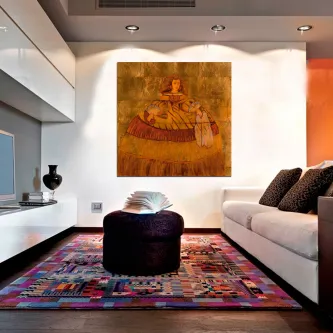 Pintura clássica da menina em tons dourados pendurada numa sala contemporânea