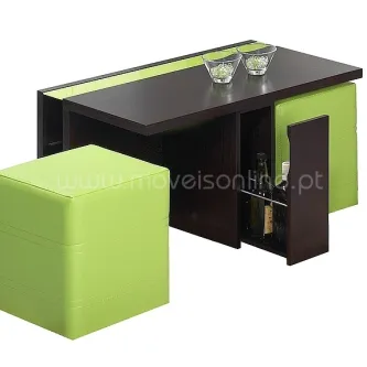 Mesa de centro castanha com bar lateral e dois pufes verdes