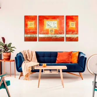 Moldura tr ótica tripla com painéis abstratos laranja e dourado sobre sofá azul