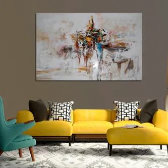 Pintura de flores abstratas em tons terra, laranja e azul, pendurada sobre sofá amarelo