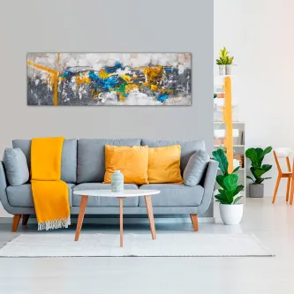 Sofá cinzento com almofadas amarelas e pintura abstrata moderna colorida na parede
