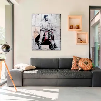Menino em pintura pop art montado numa vespa exibida sobre sofá numa sala