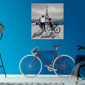 Casal com bicicletas junto à Torre Eiffel numa pintura colorida
