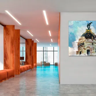 Pintura da cúpula da Metrópole pendurada em parede de um hall moderno