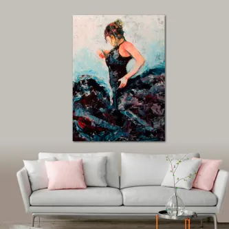 Pintura bailaora com mulher a dançar de vestido escuro sobre fundo azul e roxo texturado