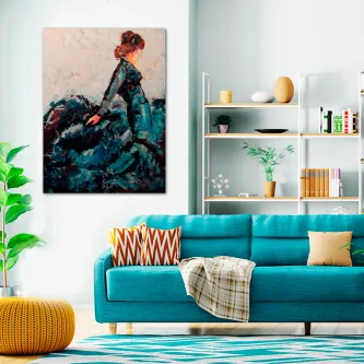 Pintura bailaora de mulher em vestido azul pendurada numa sala contemporânea