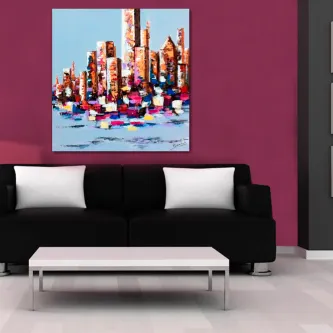 Pintura moderna da cidade colorida em tela pendurada sobre sofá preto