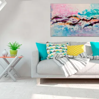 Pintura abstrata de espuma multicolorida pendurada acima de sofá cinzento com almofadas