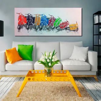 Quadro com patinetes coloridos alinhados sobre parede acima de sofá
