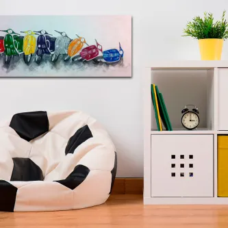 Quadro com patinetes coloridos alinhados sobre parede branca