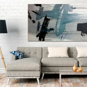 Pintura abstrata escura com pinceladas azuis e pretas sobre parede branca acima de sofá cinzento