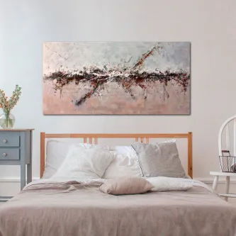 Fio de pintura abstrata com traço horizontal escuro e salpicos sobre fundo neutro