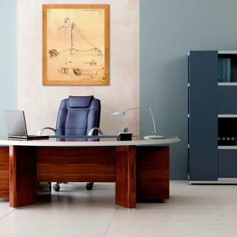 Escritório com secretária em madeira, cadeira azul e quadro com esboço de Leonardo na parede