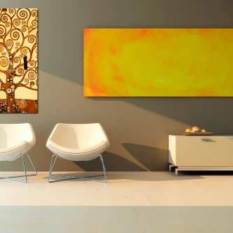 Interior moderno com duas cadeiras e quadro diptyque: parte da Árvore da Vida e tela amarela