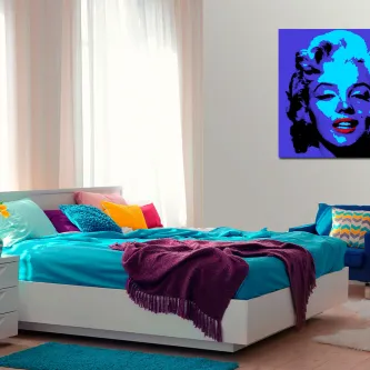 Quarto com cama colorida e pintura pop de Marilyn azul na parede
