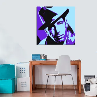 Quadro azul e roxo com retrato pop art de homem com chapéu sobre secretária