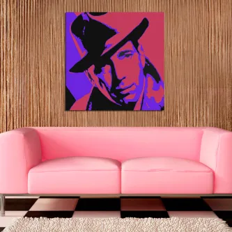 Quadro com retrato pop art em roxo e rosa sobre parede de madeira acima de sofá rosa