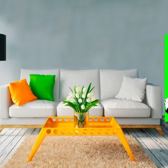 Sofá branco com almofadas verdes e laranja e pintura verde ao lado