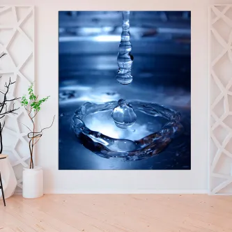 Gota de água a cair formando um anel de salpico sobre fundo azul