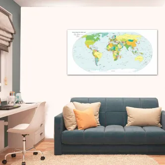 Pintura de mapa mundial pendurada na parede acima de sofá numa sala de estar