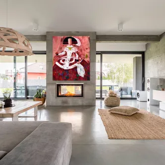 Pintura da menina estilizada em tons vermelhos num quadro sobre lareira numa sala moderna