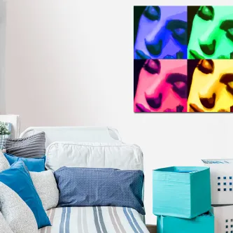 Sofá e almofadas azuis com pintura pop art de rosto feminino em quatro painéis coloridos