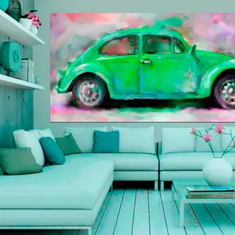 Quadro pop art de carro besouro verde pendurado sobre sofá moderno