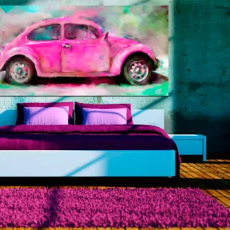 Quadro com carro besouro rosa sobre cama moderna