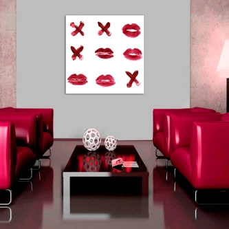 Pintura de lábios pop art com nove impressões e cruzes vermelhas numa sala moderna