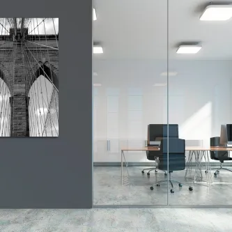 Pintura da Ponte do Brooklyn numa sala de reuniões moderna com parede cinzenta