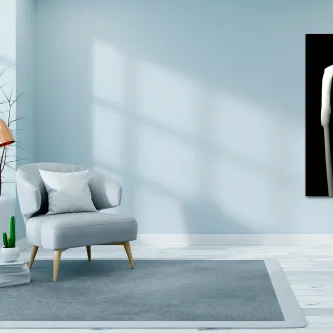 Fotografia a preto e branco de uma cala em moldura exibida numa sala minimalista.