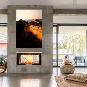 Pintura de parede da China com a Grande Muralha iluminada ao pôr do sol sobre lareira