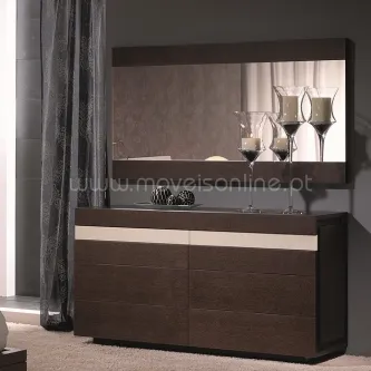 Cómoda escura com moldura espelhada e objectos decorativos