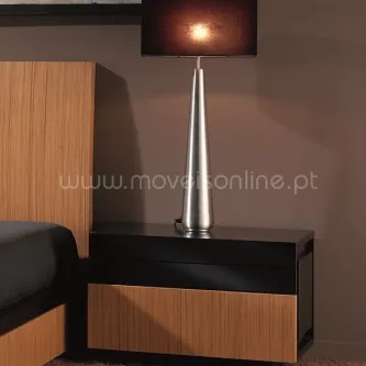 Mesa de cabeceira preta com frente de madeira e abajur metálico prateado