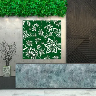 Pintura de filigrana verde com padrão floral branco numa tela quadrada.