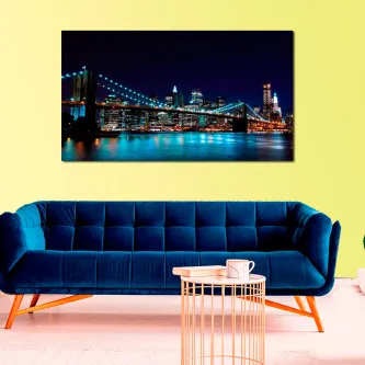 Pintura da Ponte de Brooklyn nocturna pendurada sobre sofá azul