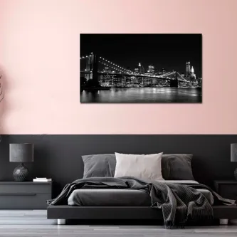 Pintura a preto e branco da ponte do Brooklyn numa parede de quarto moderno