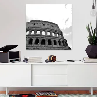 Pintura do Coliseu de Roma em preto e branco pendurada acima de móvel branco.