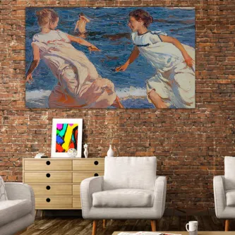 Duas meninas a correr na praia em pintura de Sorolla, quadro sobre parede de tijolo