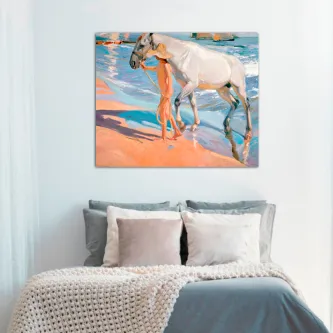 Mulher e cavalo branco na água rasa da praia, pintura luminosa