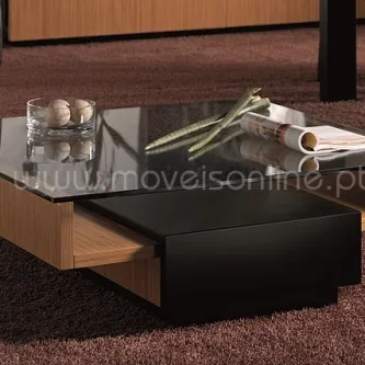 Mesa de centro Estilaa retangular com tampo de vidro, base em madeira e painel preto